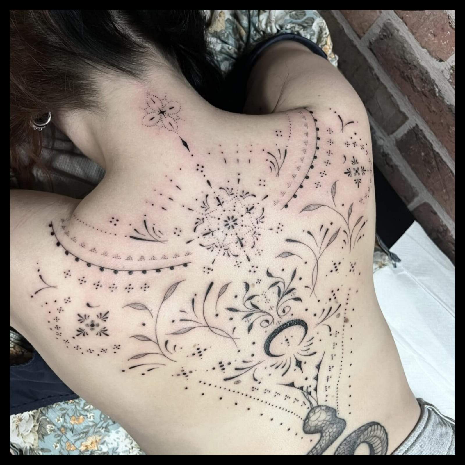 Tatouage floral underboobs spectral body art eure